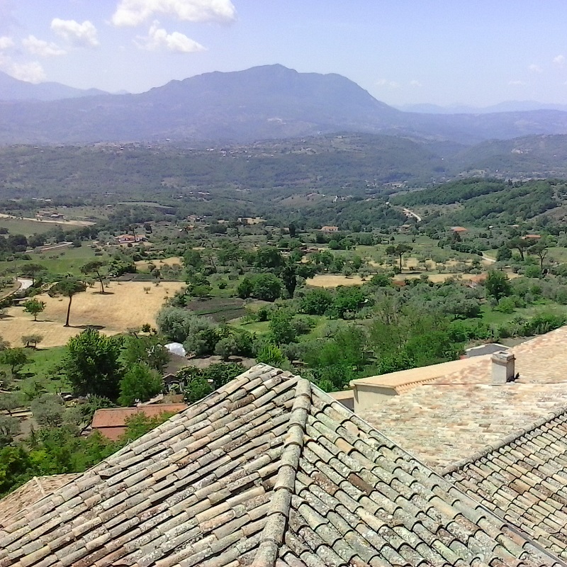 Panorama Monti Picentini e tetti storici di Gesualdo