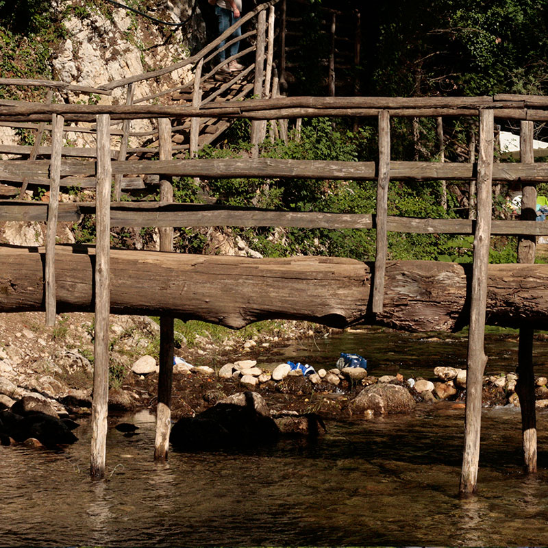 Ponte di legno sul fiume calore a montella