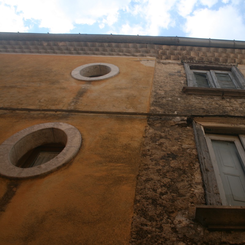 Particolare palazzo storico di Nusco