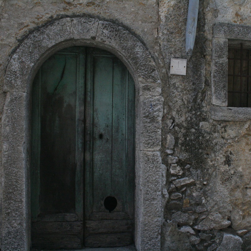 Portale in pietra a Nusco