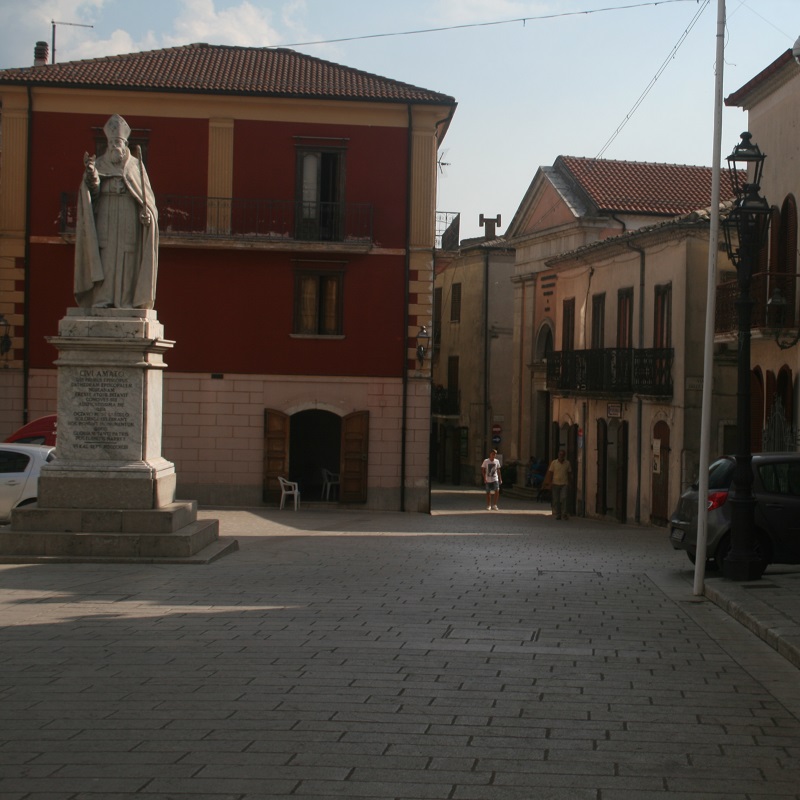 Statua di Sant'Amato in piazza